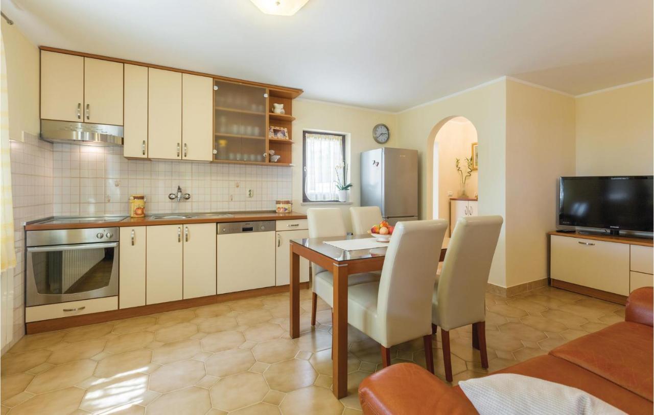 2 Bedroom Amazing Apartment In Канфанар Екстер'єр фото